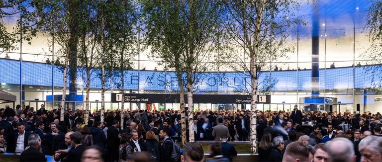 People are filling the entrance hall of the Baselworld exhibition