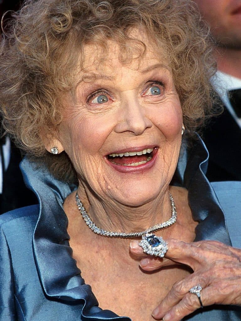 Gloria Stuart, wearing the 15-carat blue diamond necklace by Harry Winston at the 1998 Academy Awards ceremony.