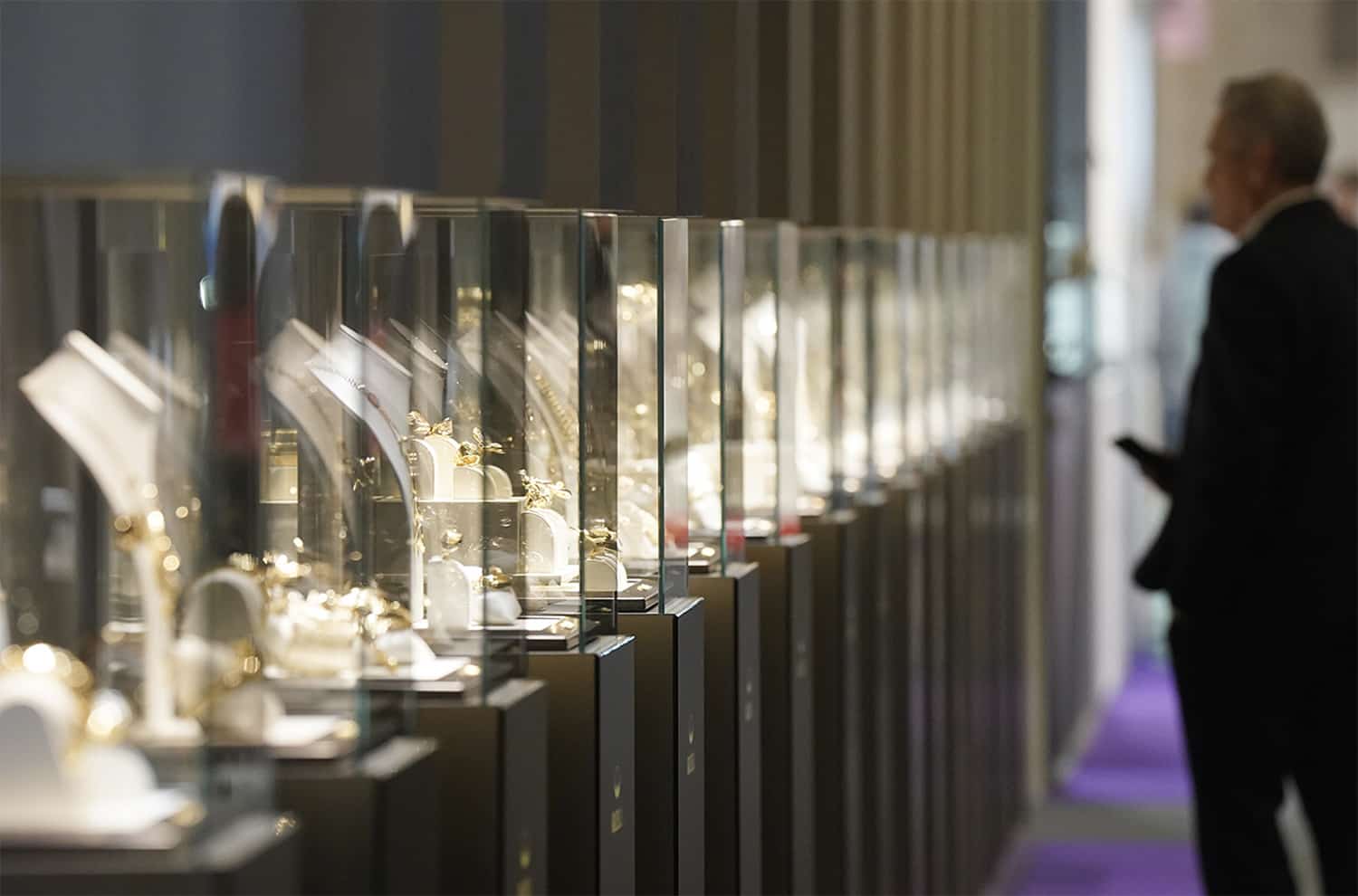 JEWELRY TRADE SHOWS CAUTIOUSLY PLAN A COMEBACKDURING SECOND HALF OF 2021