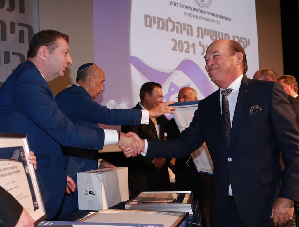 Benny Meirov (right) being congratulated at the 2021 Israel Diamonds Industry Dignitary Award ceremony by Boaz Moldawsky, President of the Israel Diamond Exchange.