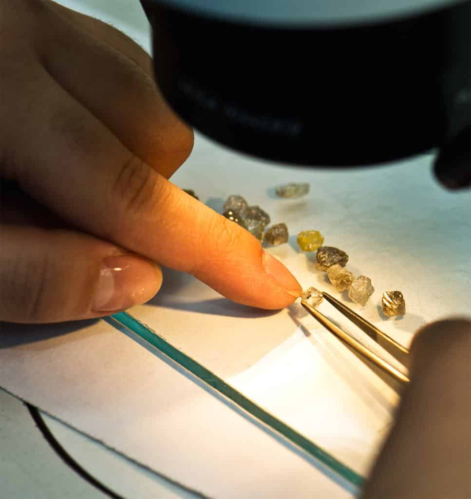 Diamond polishing by hand