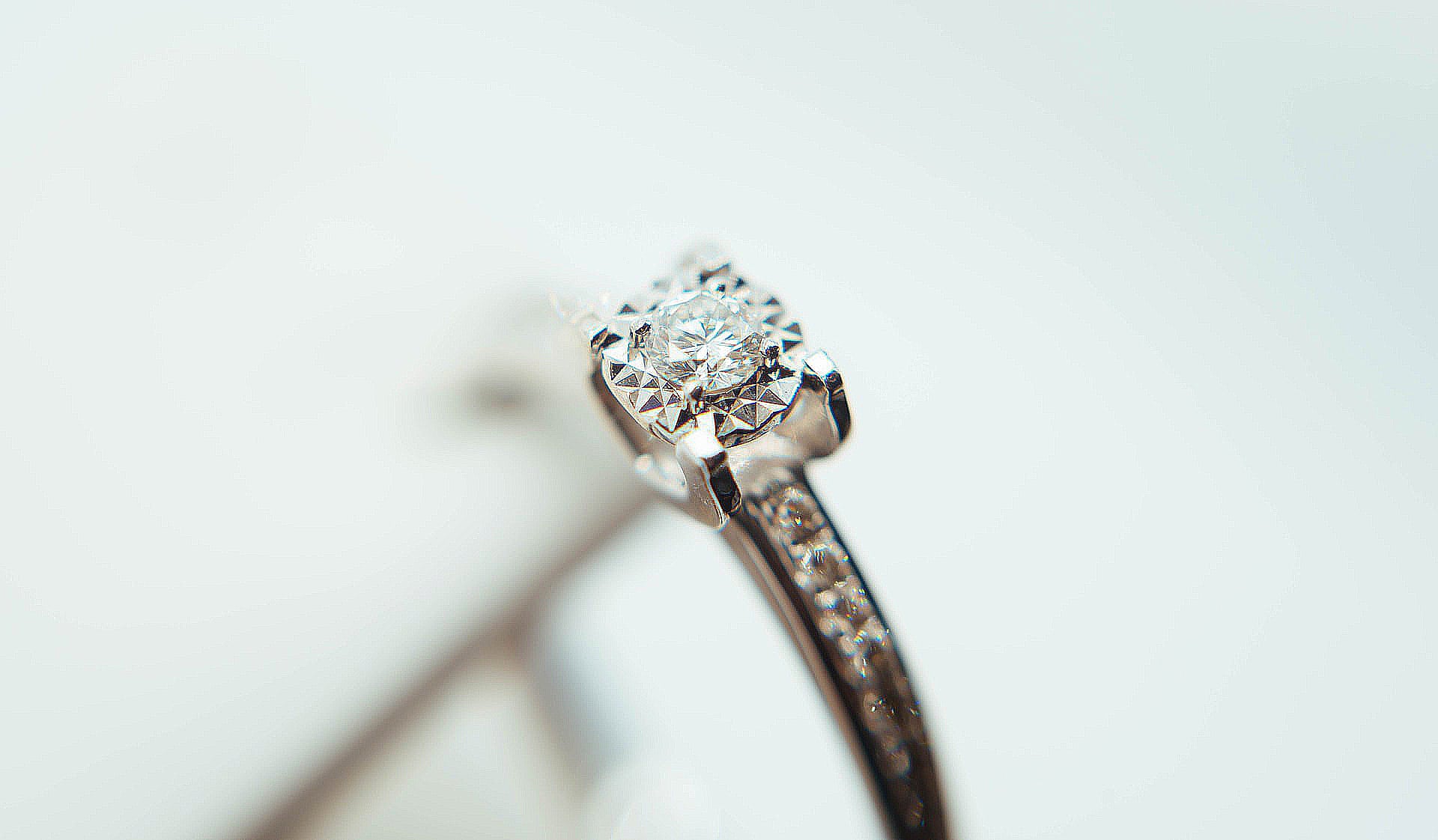 NEW DE BEERS RESEARCH IDENTIFIES TRENDS