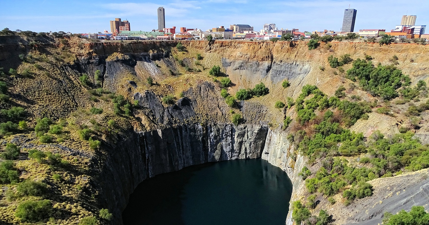 DE BEERS MOVE OF OPERATIONS TO JOHANNESBURG,DRAWS CURTAIN ON 135-YEAR  HISTORY IN CITY OF ITS FOUNDING